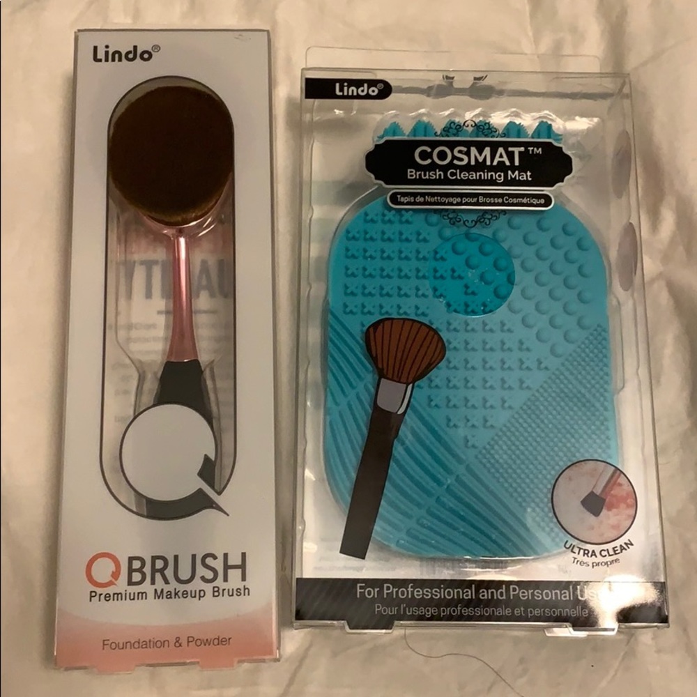 Makeup brush and cleaning mat